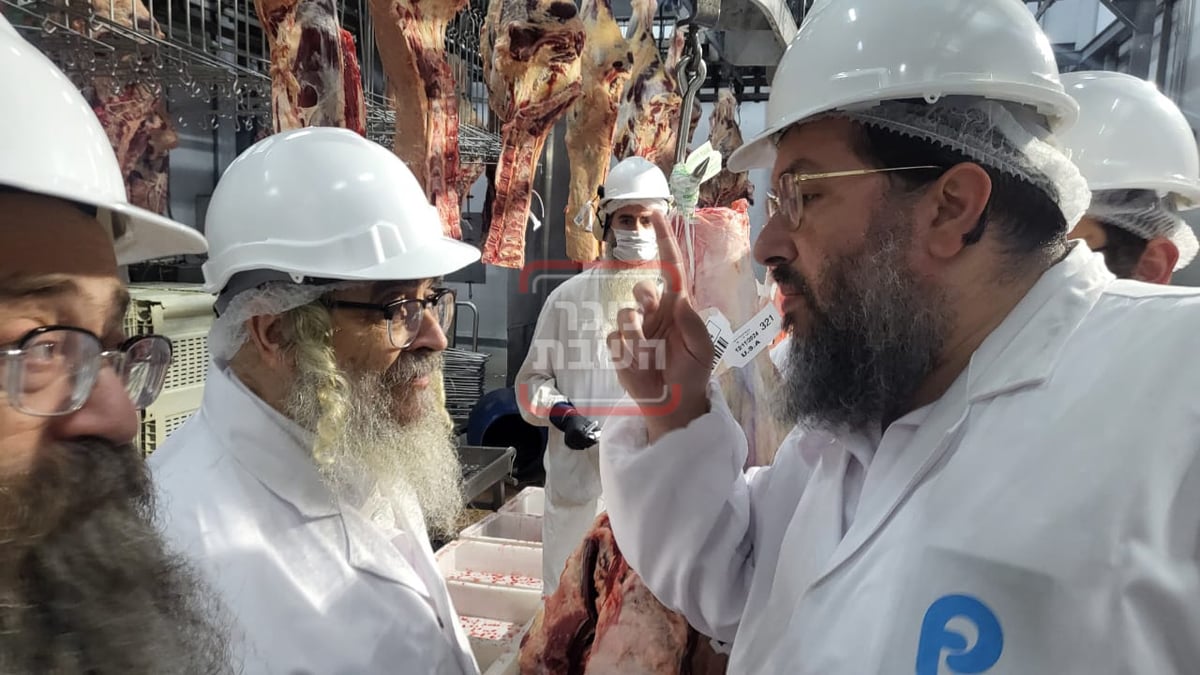 האדמו"ר מסאטמר בביקור בבית השחיטה באורגוואי