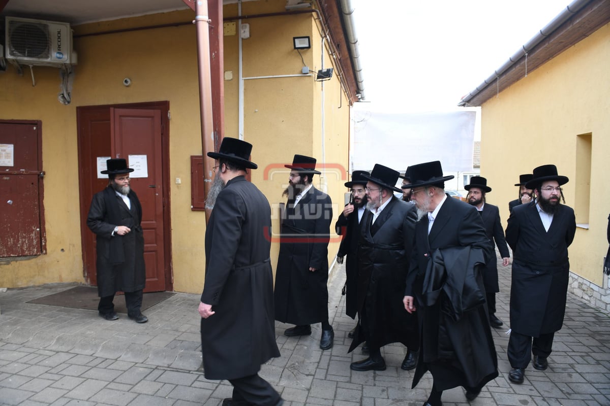 הרה"צ רבי אהרן מרדכי רוקח בקרעסטיר