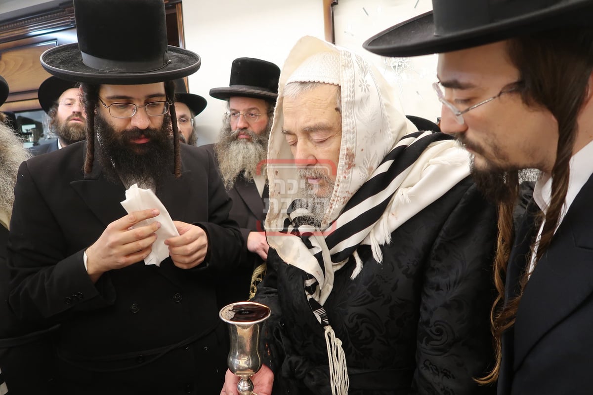 האדמו"ר מרחמסטריווקא בשמחת ברית במעונו של הגרי"מ שעכטר