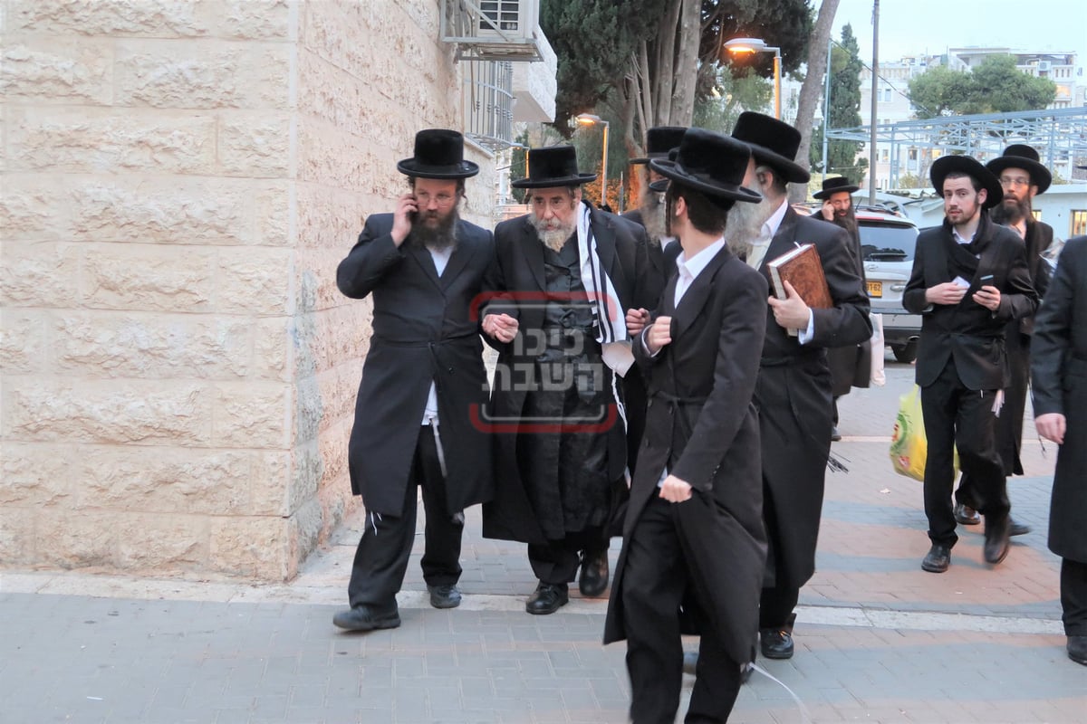 האדמו"ר מרחמסטריווקא בשמחת ברית במעונו של הגרי"מ שעכטר