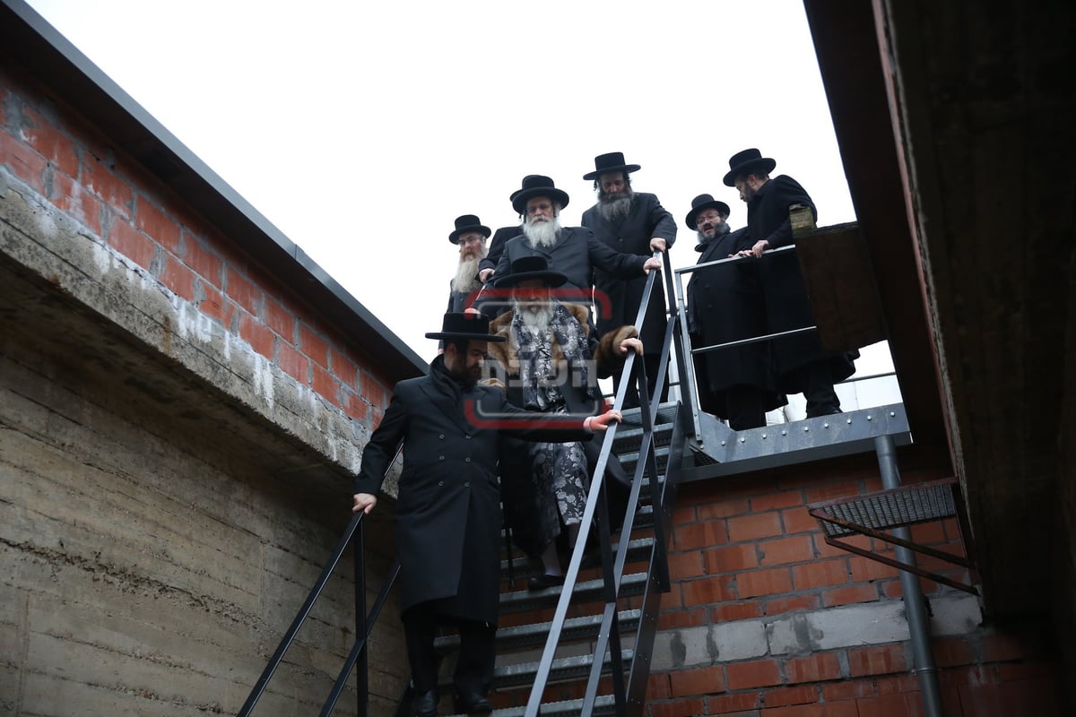 האדמו"ר מסאטמר בסיור במקווה החדש באנטווערפן