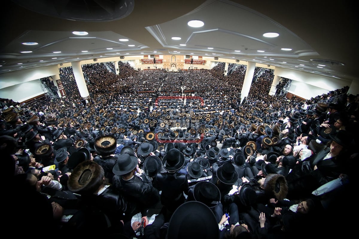 הגה"צ רבי צבי מאיר זילברברג בשיחה בביהמ"ד הגדול ויז'ניץ