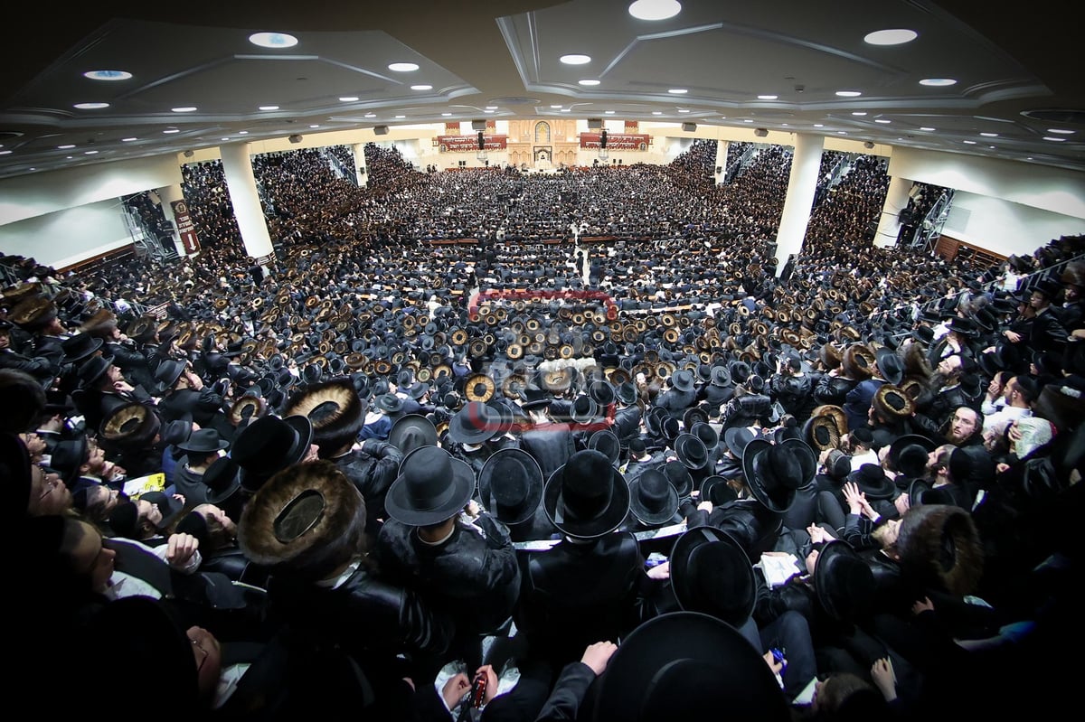 הגה"צ רבי צבי מאיר זילברברג בשיחה בביהמ"ד הגדול ויז'ניץ