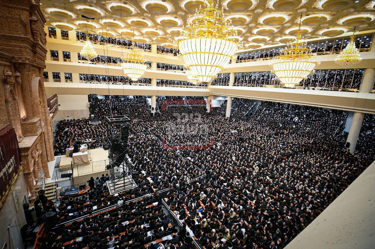 הגה"צ רבי צבי מאיר זילברברג בשיחה בביהמ"ד הגדול ויז'ניץ