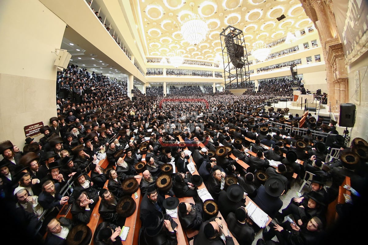 הגה"צ רבי צבי מאיר זילברברג בשיחה בביהמ"ד הגדול ויז'ניץ