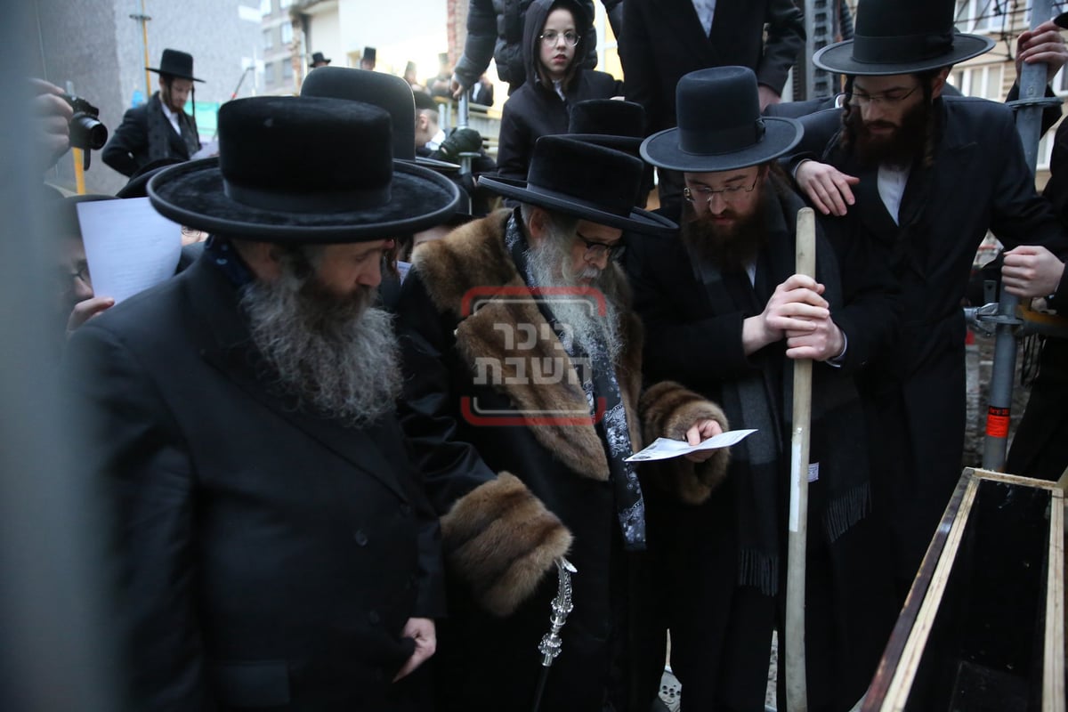 האדמו"ר מסאטמר במעמד הנחת אבן הפינה לבית מדרשו באנטווערפן