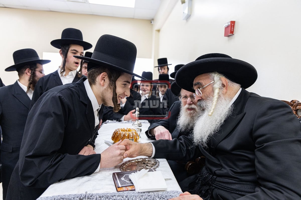 האדמו"ר מדושינסקיא בביקור בישיבת 'מאור התורה' בב"פ