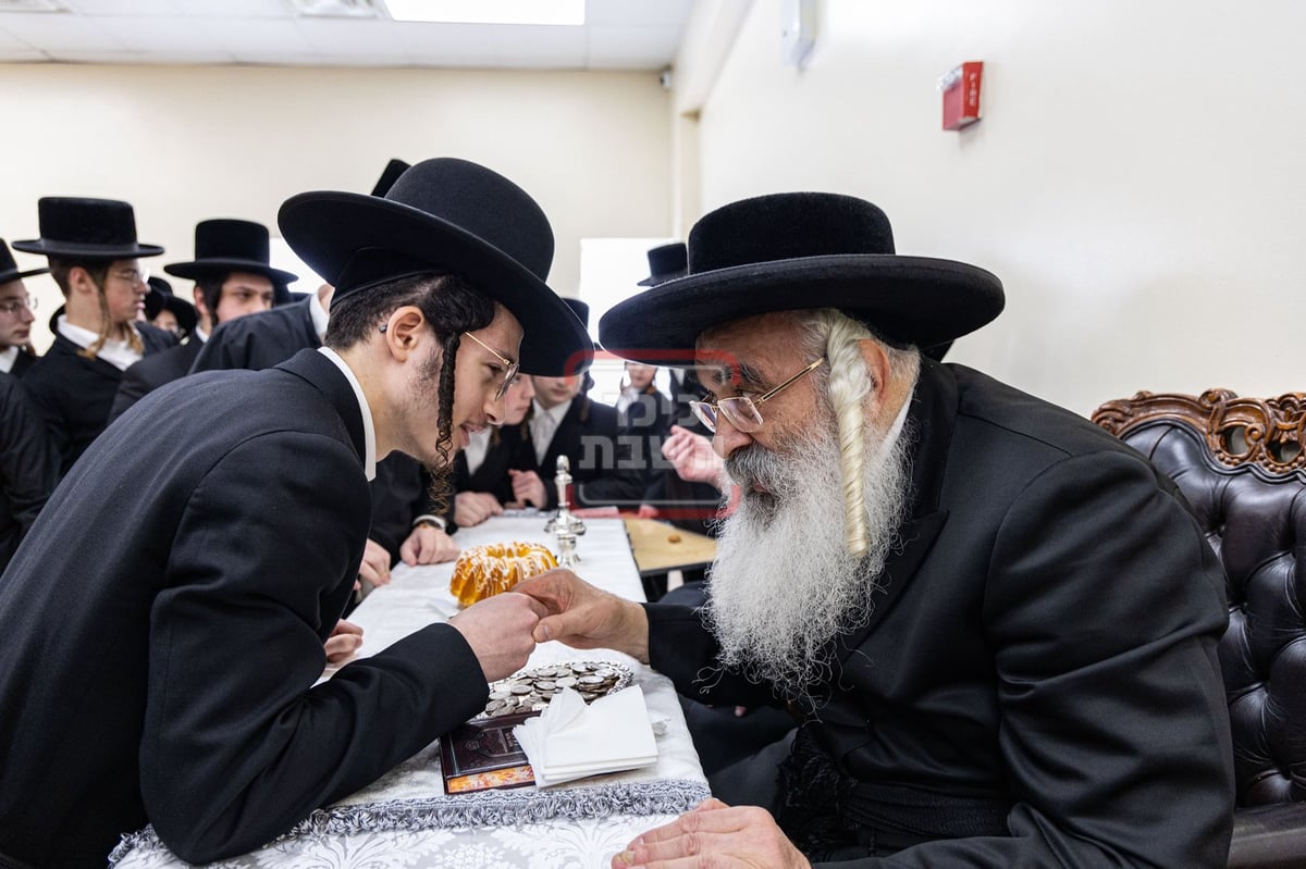 האדמו"ר מדושינסקיא בביקור בישיבת 'מאור התורה' בב"פ