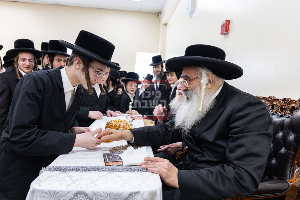 האדמו"ר מדושינסקיא בביקור בישיבת 'מאור התורה' בב"פ