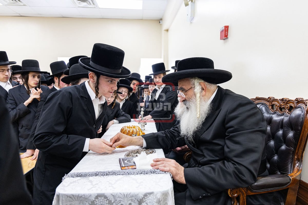 האדמו"ר מדושינסקיא בביקור בישיבת 'מאור התורה' בב"פ