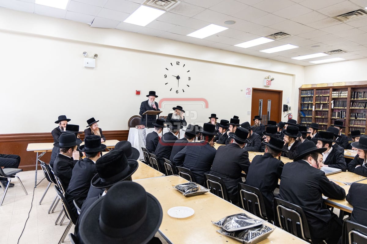 האדמו"ר מדושינסקיא בביקור בישיבת 'מאור התורה' בב"פ