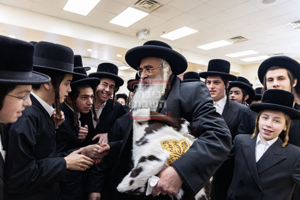 האדמו"ר מדושינסקיא בביקור בישיבת 'מאור התורה' בב"פ