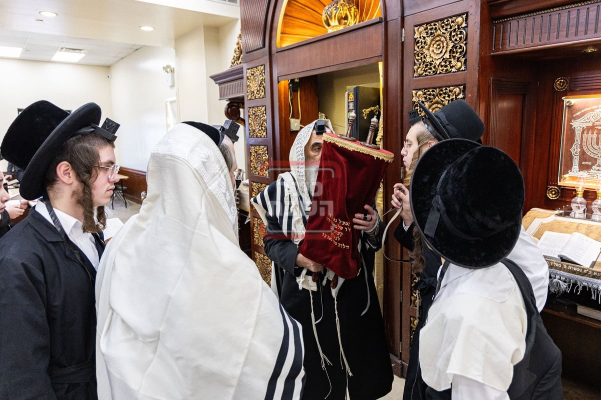 האדמו"ר מדושינסקיא בביקור בישיבת 'מאור התורה' בב"פ