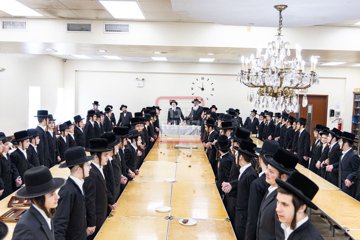 האדמו"ר מדושינסקיא בביקור בישיבת 'מאור התורה' בב"פ