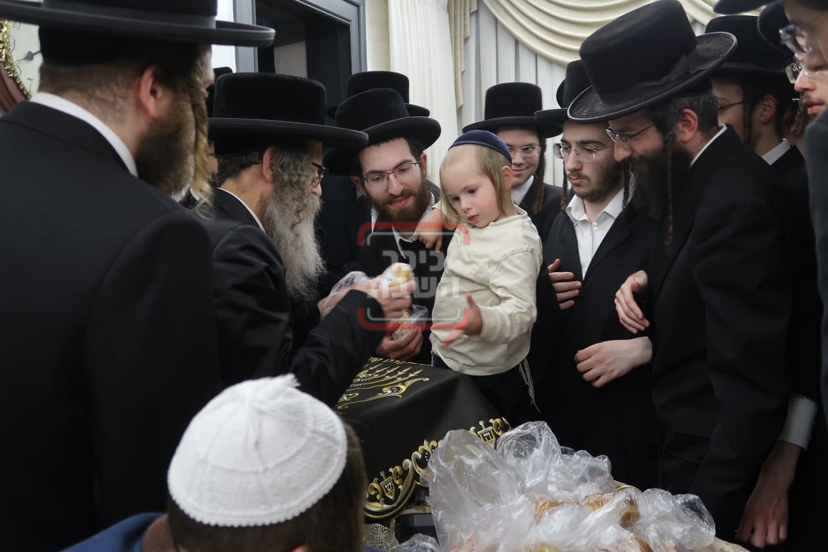 הגה"צ רבי נחמן בידרמן בהדלקת נרות חנוכה