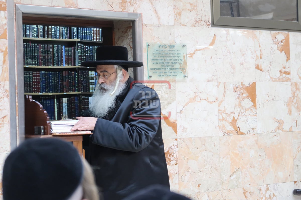 האדמו"ר מדושינסקיא בהדלקת נרות חנוכה 