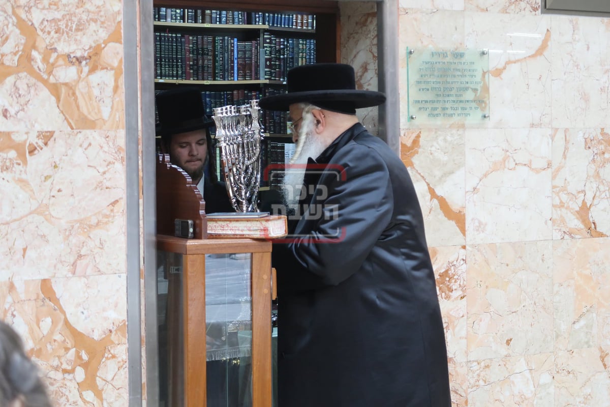 האדמו"ר מדושינסקיא בהדלקת נרות חנוכה 