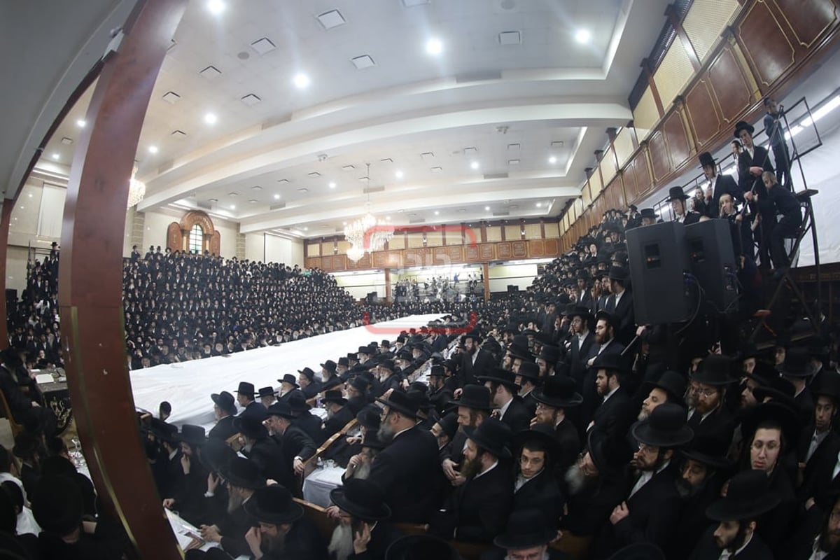 האדמו"ר מסאטמר בהדלקת נרות חנוכה בווילאמסבורג