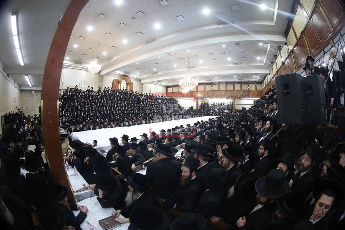 האדמו"ר מסאטמר בהדלקת נרות חנוכה בווילאמסבורג