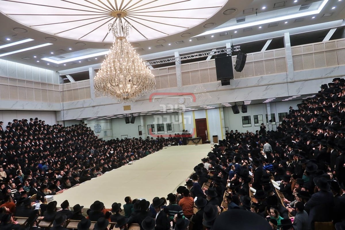 האדמו"ר מסאטמר בהדלקת נרות חנוכה