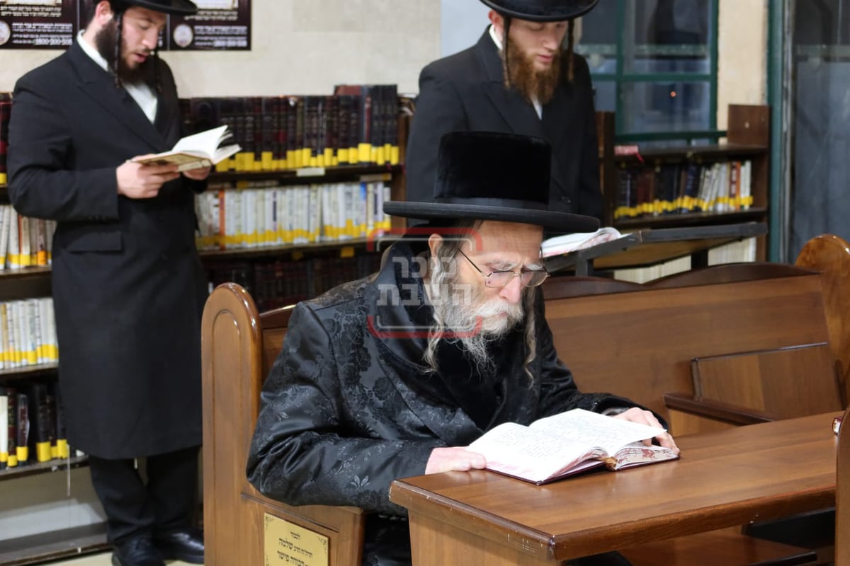 האדמו"ר מערלוי בתפילה בציון רבי מאיר בעל הנס בטבריה