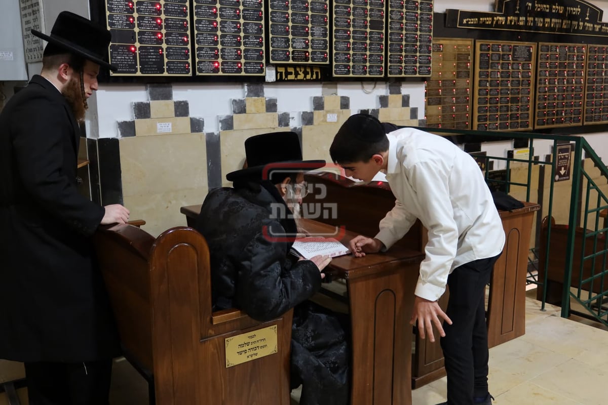 האדמו"ר מערלוי בתפילה בציון רבי מאיר בעל הנס בטבריה