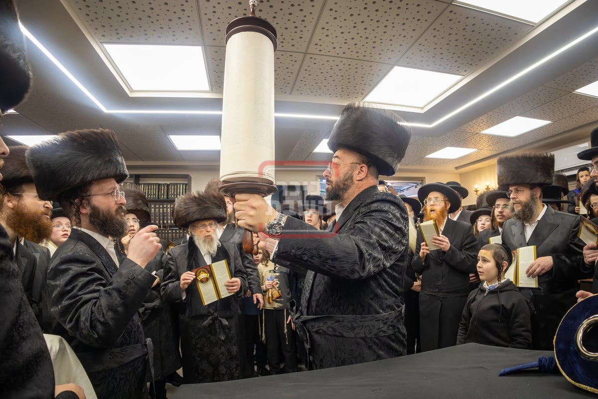 הכנסת ספר תורה לביהמ"ד פינסק קרלין בביתר