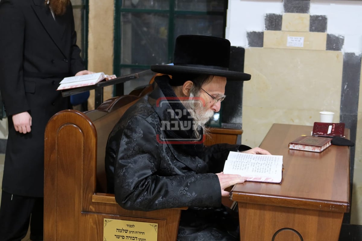 האדמו"ר מערלוי בתפילה בציון רבי מאיר בעל הנס בטבריה