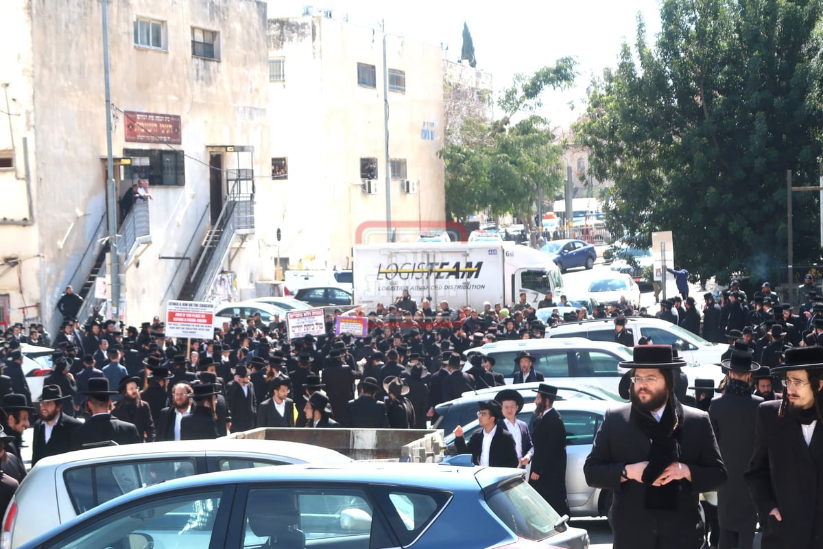 אדמו"רים ורבנים בההפגנה מול לשכת הגיוס בירושלים 