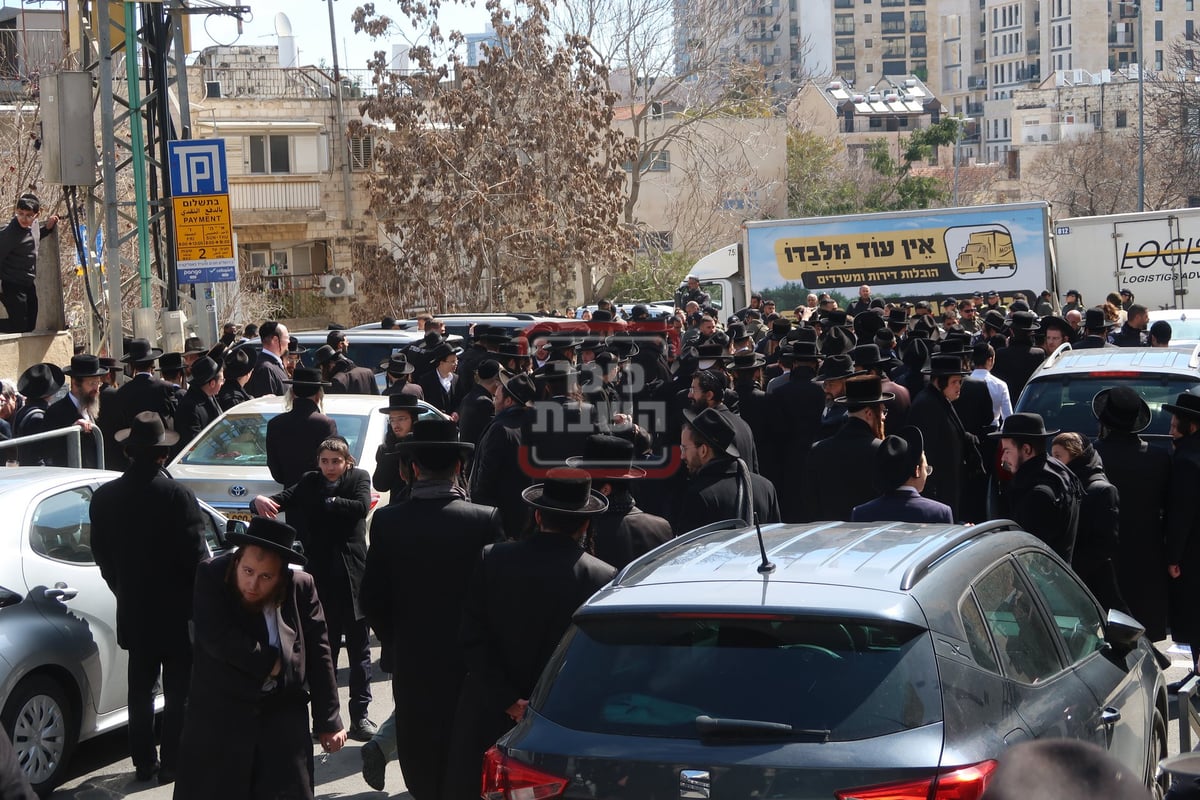 אדמו"רים ורבנים בההפגנה מול לשכת הגיוס בירושלים 