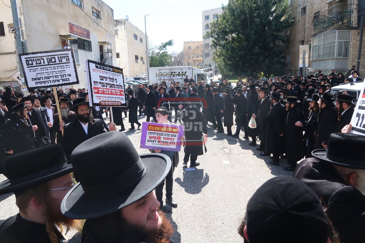 אדמו"רים ורבנים בההפגנה מול לשכת הגיוס בירושלים 