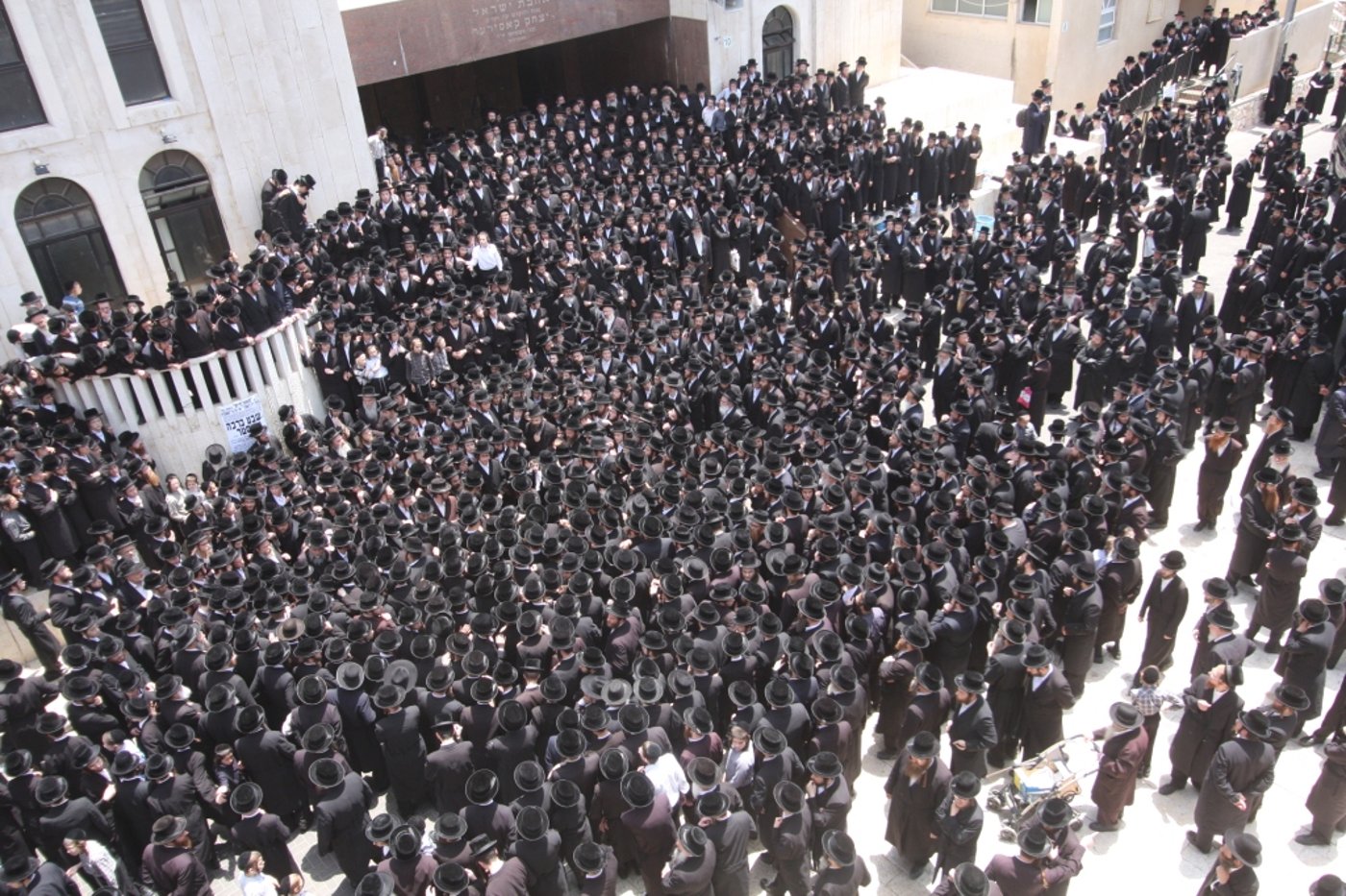 אלפים המלווים בפתח בית המדרש
