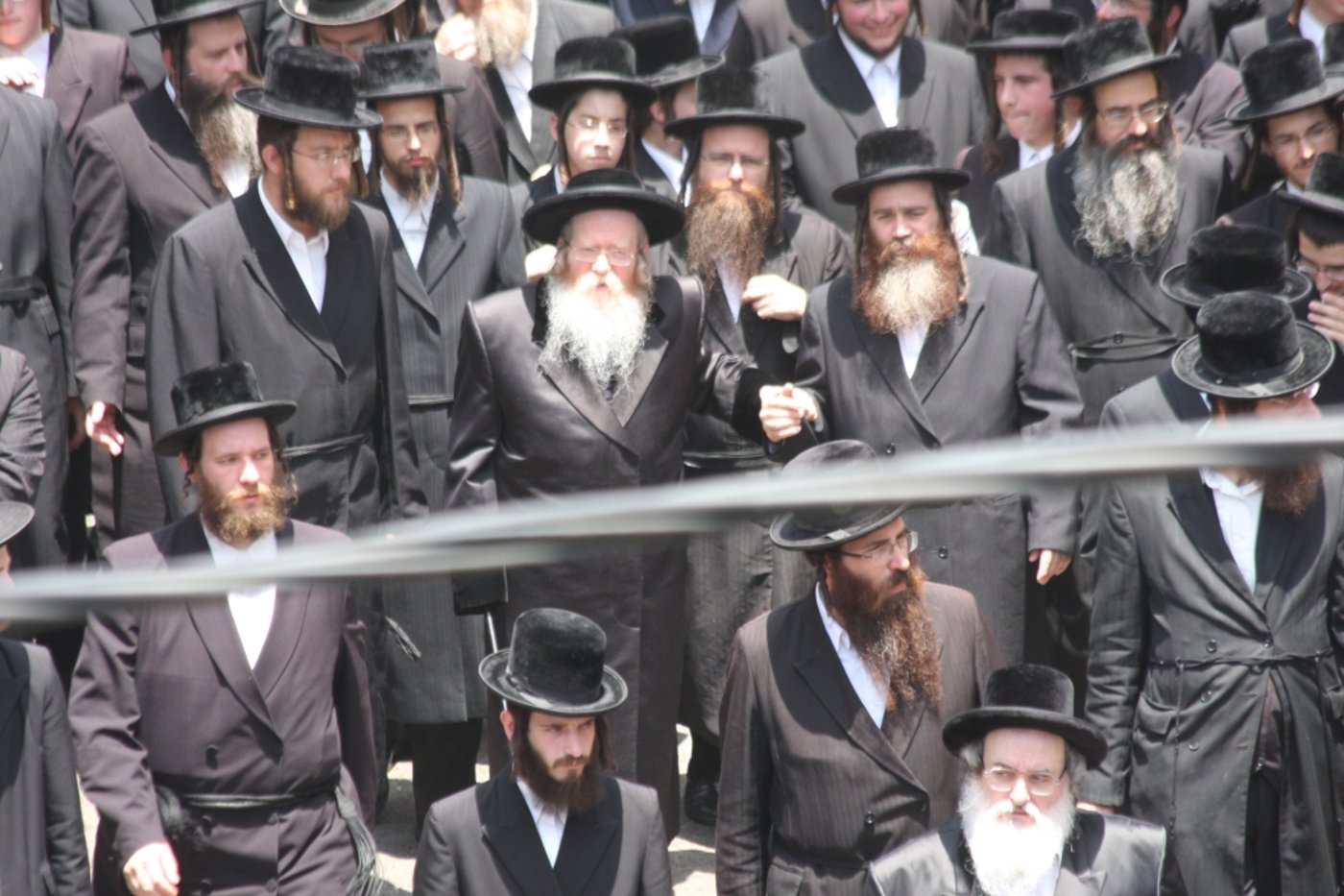 במרכז: כ"ק האדמו"ר מקרעטשניף רחובות שליט"א