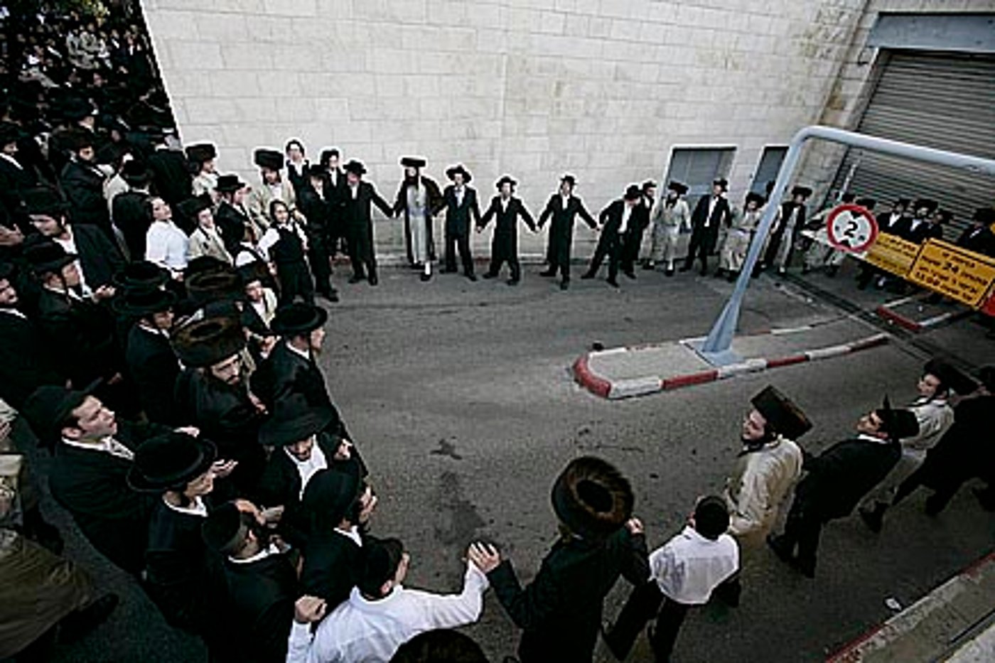 כיכר השבת בוערת; עשרות נפצעו