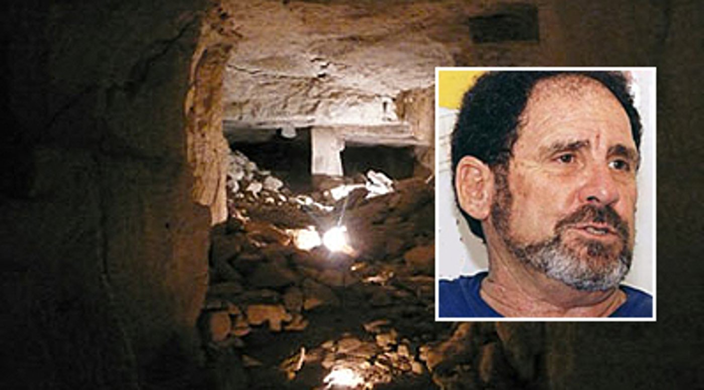 המערה. בקטן: אדם זרטל.