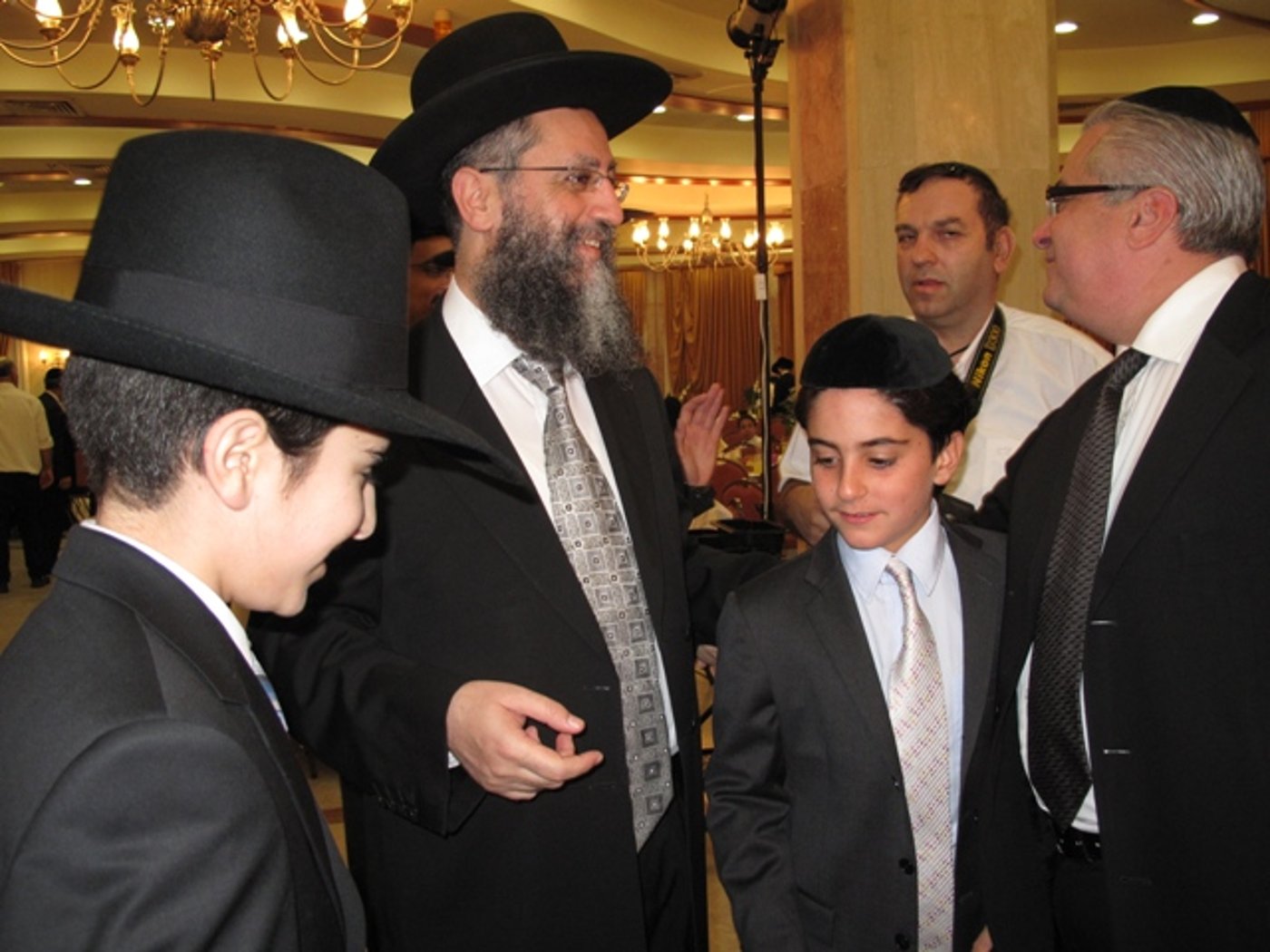 אתמול בירושלים: הגר"ע יוסף בבר-מצווה לנכדו