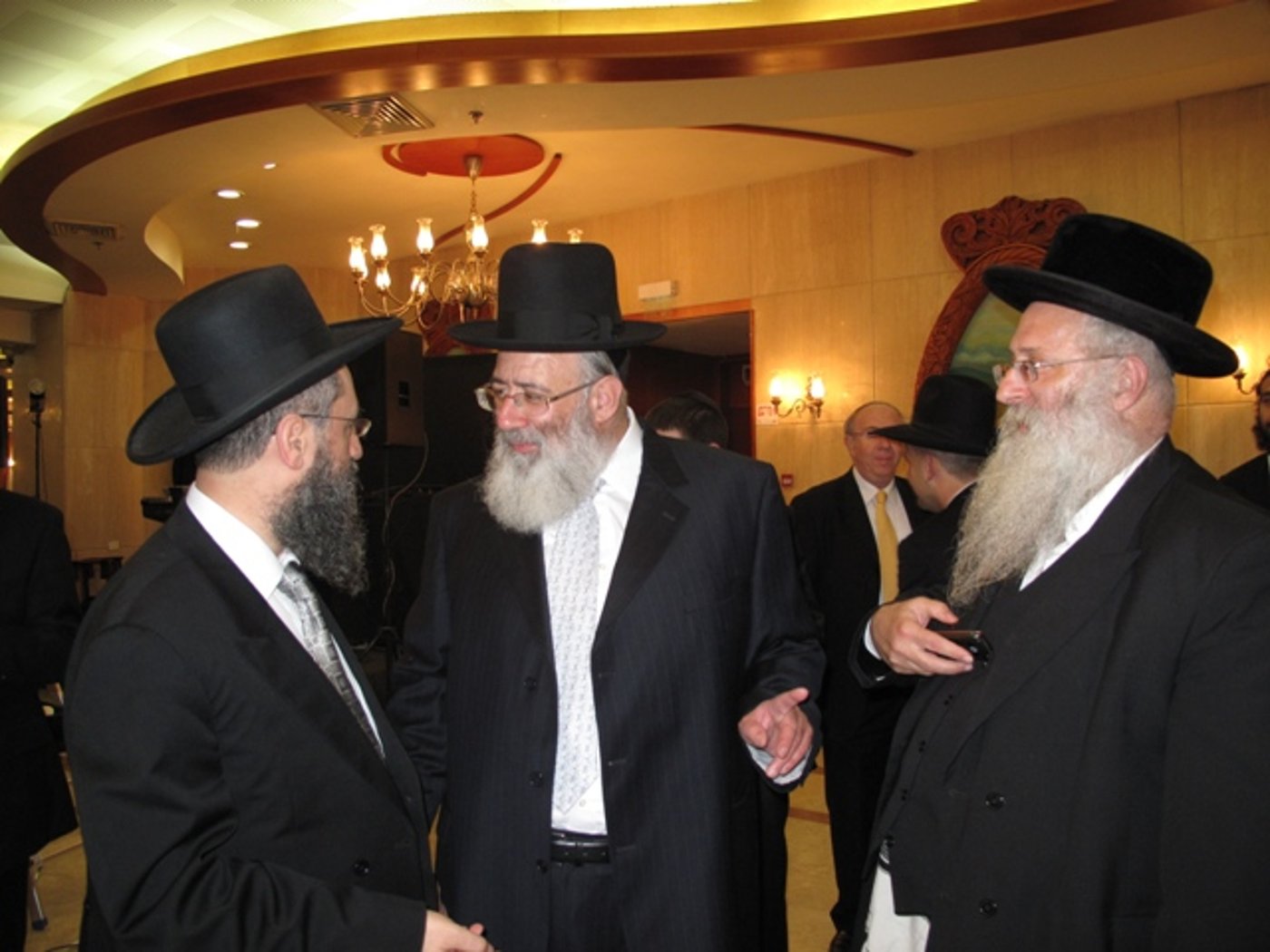 אתמול בירושלים: הגר"ע יוסף בבר-מצווה לנכדו