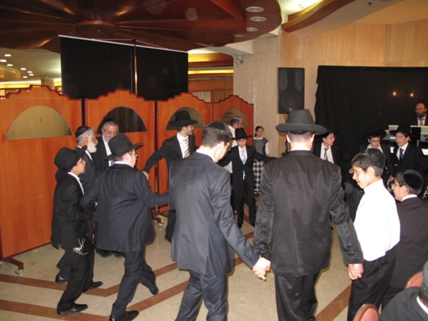 אתמול בירושלים: הגר"ע יוסף בבר-מצווה לנכדו