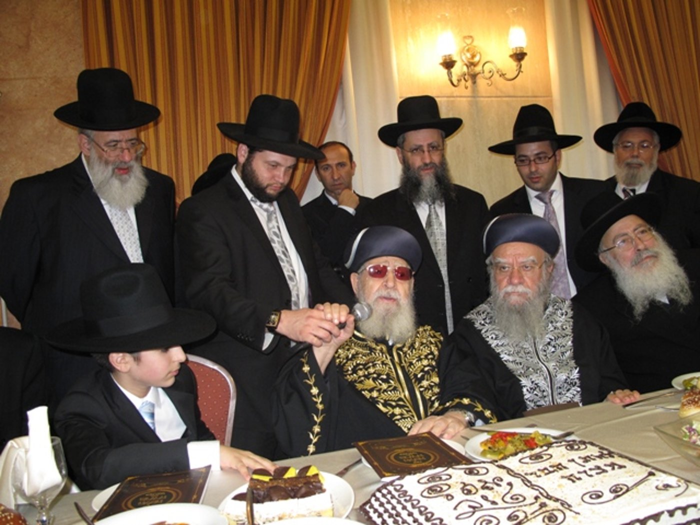 אתמול בירושלים: הגר"ע יוסף בבר-מצווה לנכדו