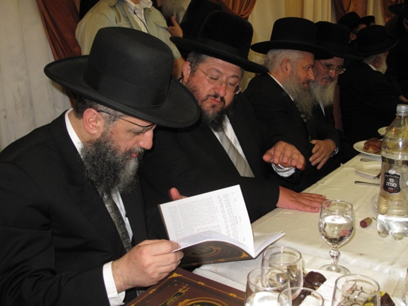 אתמול בירושלים: הגר"ע יוסף בבר-מצווה לנכדו