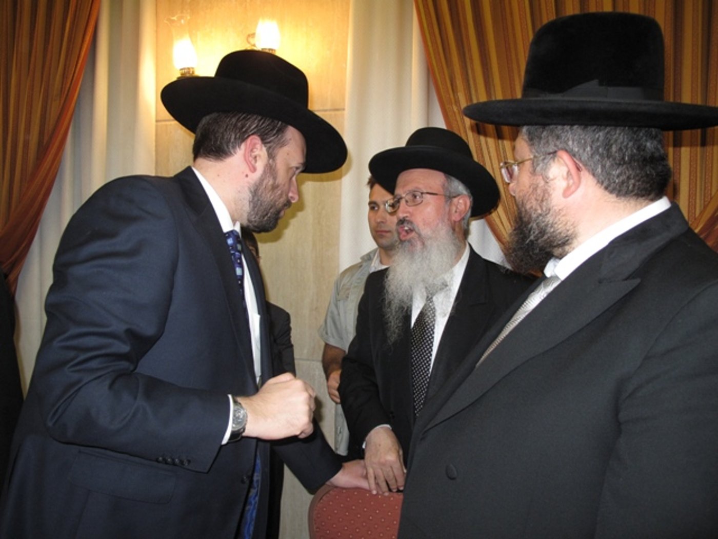 אתמול בירושלים: הגר"ע יוסף בבר-מצווה לנכדו