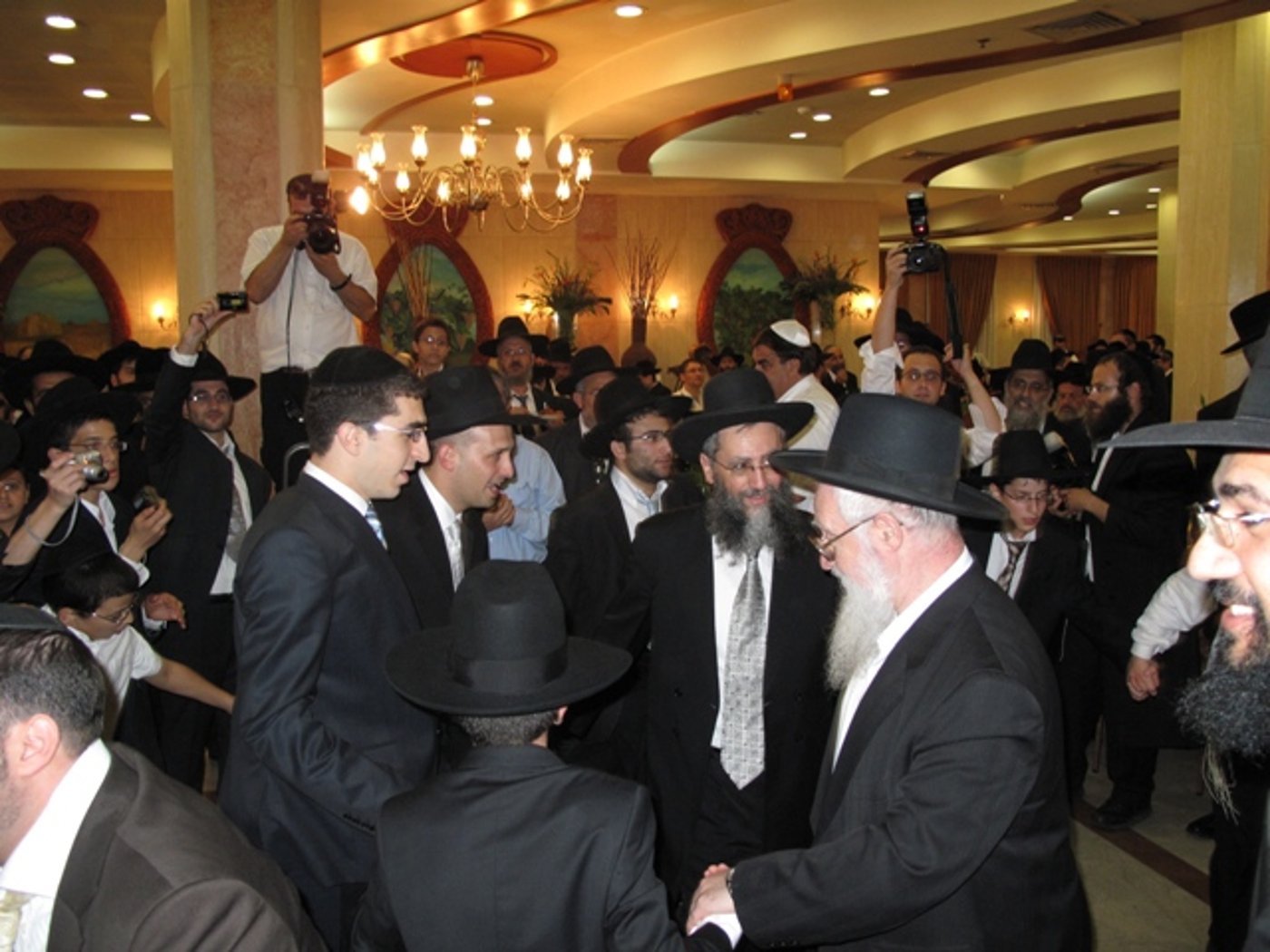 אתמול בירושלים: הגר"ע יוסף בבר-מצווה לנכדו