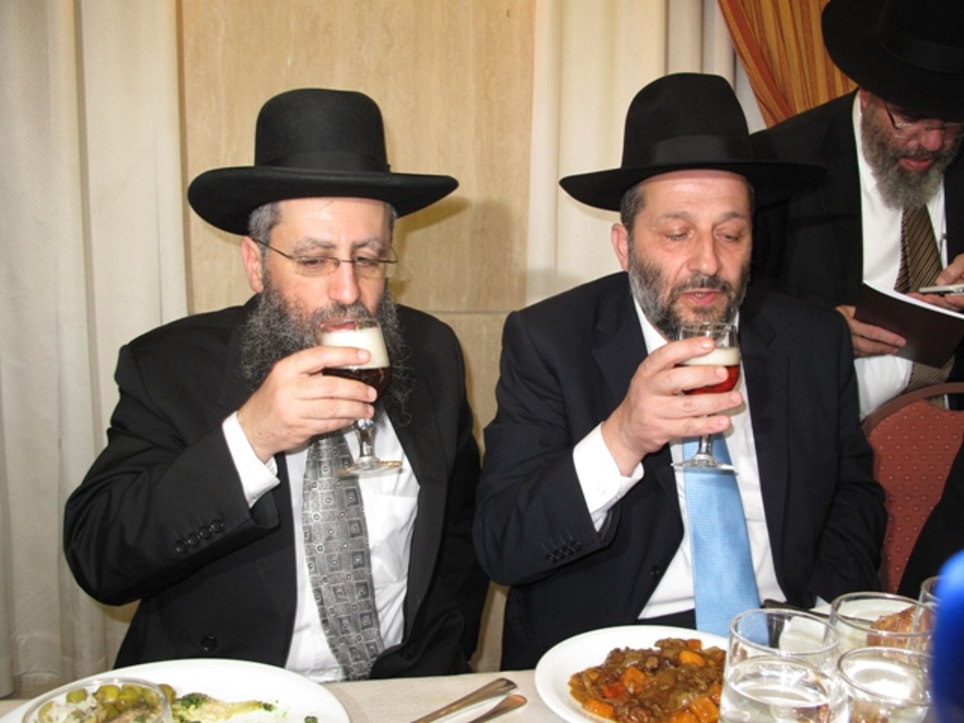אתמול בירושלים: הגר"ע יוסף בבר-מצווה לנכדו