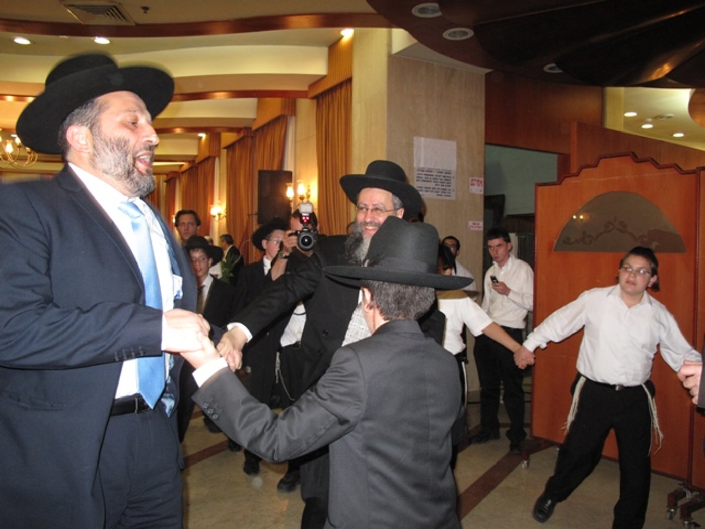 אתמול בירושלים: הגר"ע יוסף בבר-מצווה לנכדו