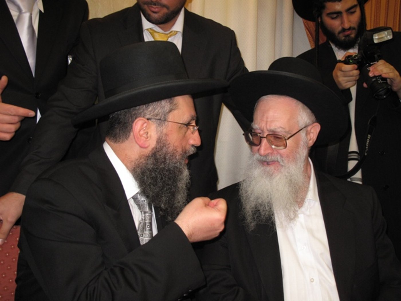 אתמול בירושלים: הגר"ע יוסף בבר-מצווה לנכדו