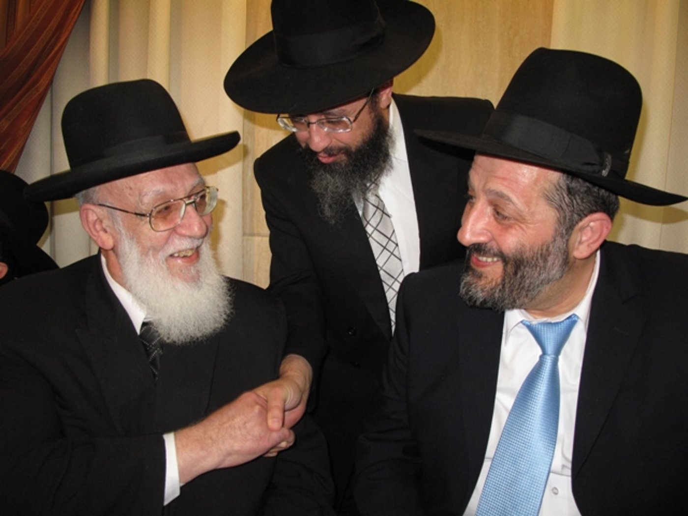 אתמול בירושלים: הגר"ע יוסף בבר-מצווה לנכדו