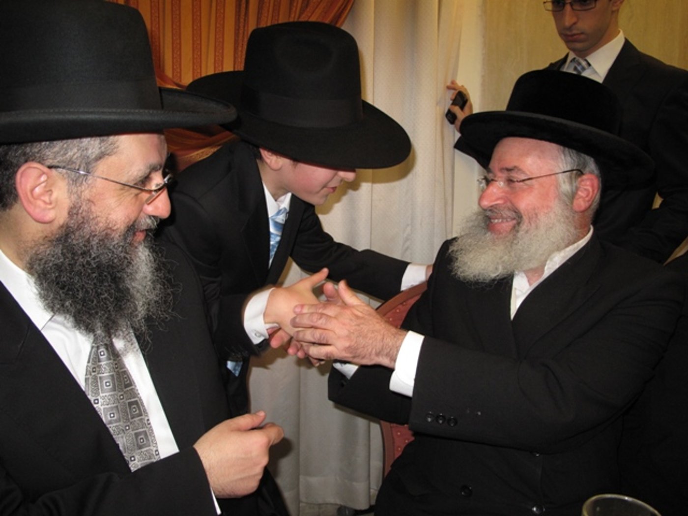 אתמול בירושלים: הגר"ע יוסף בבר-מצווה לנכדו
