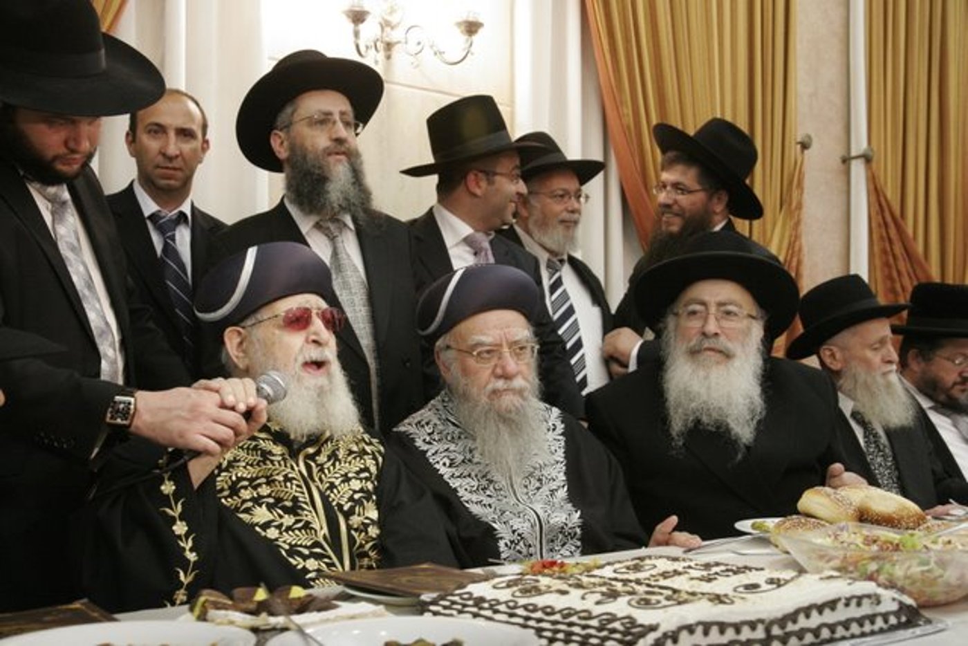 אתמול בירושלים: הגר"ע יוסף בבר-מצווה לנכדו