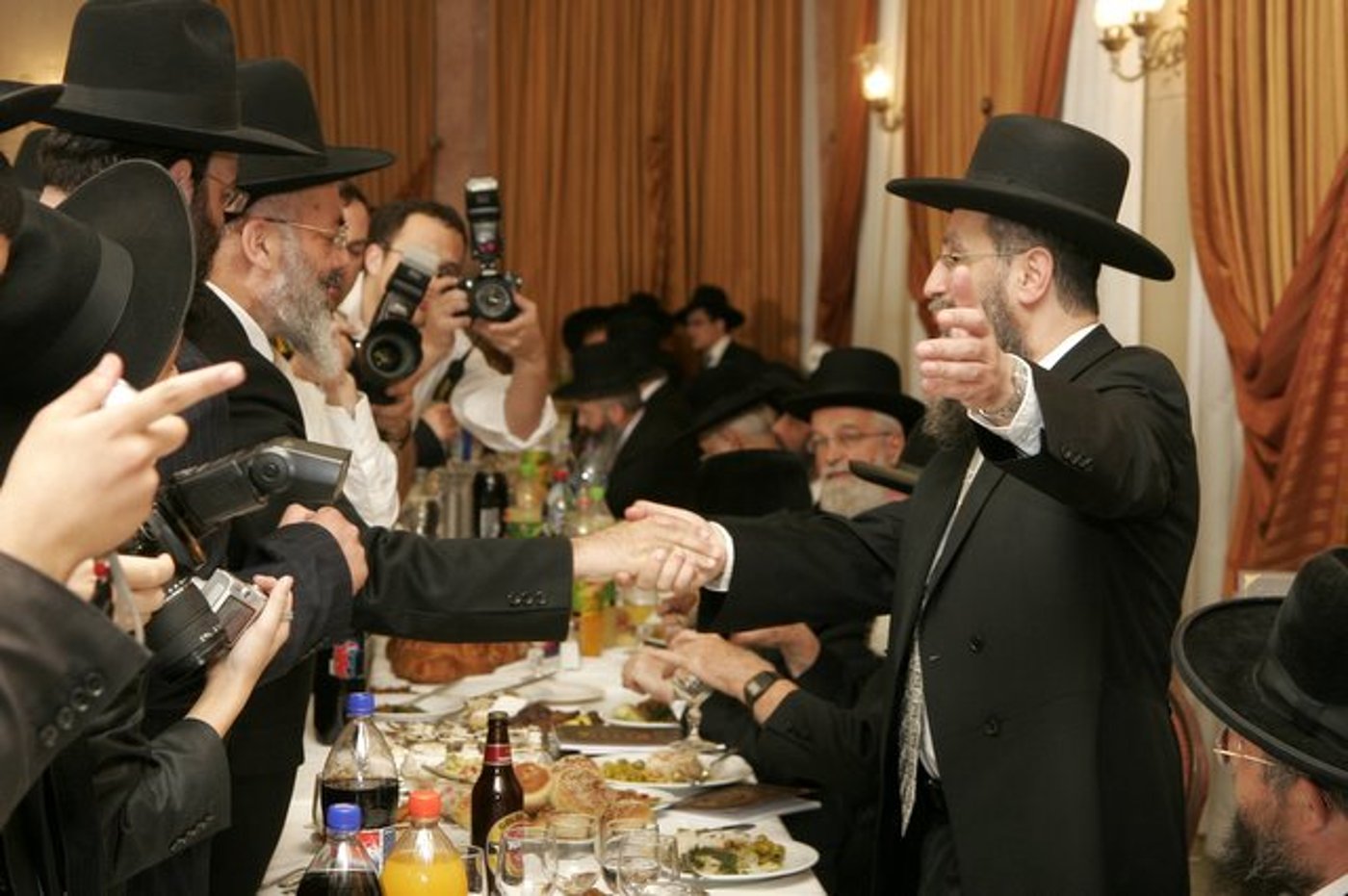 אתמול בירושלים: הגר"ע יוסף בבר-מצווה לנכדו