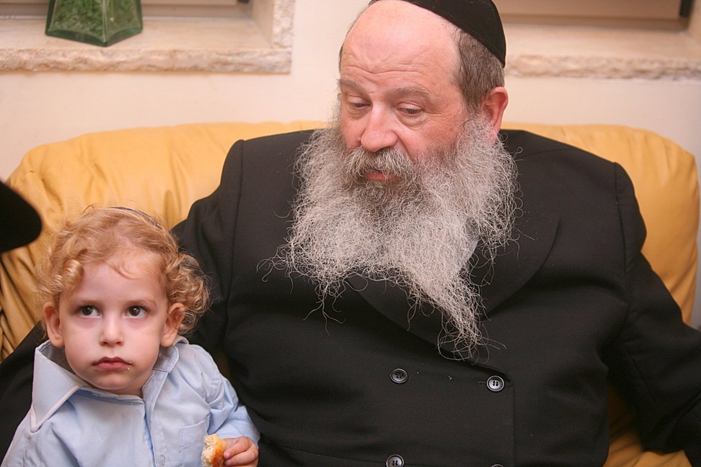 ירושלים: הוכנס ספר-תורה לעילוי נשמת מרת דינה הגר